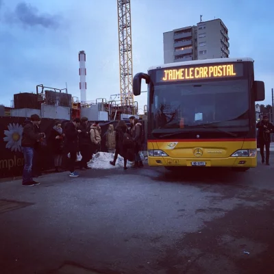 J'aime attendre dans le froid que le chauffeur ouv