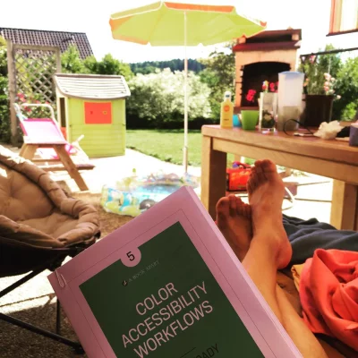 reading while children play in the garden. #abooka